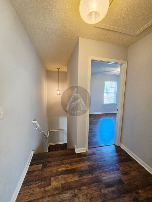 Building Photo - 17 Middlebrook Dr