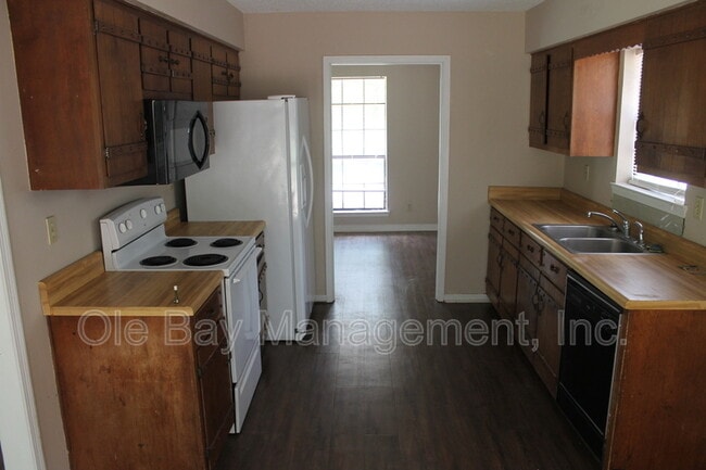 Building Photo - 2010 Sky Vista Dr W