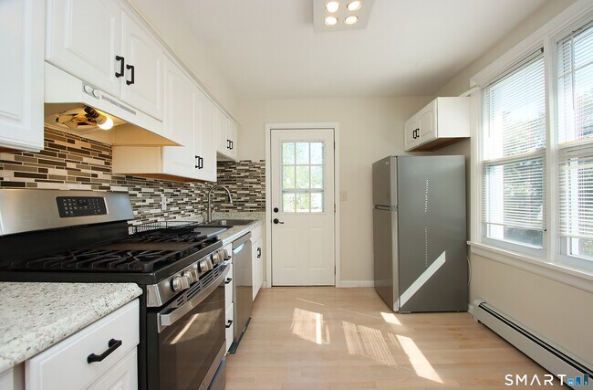 Building Photo - 11 Sable St