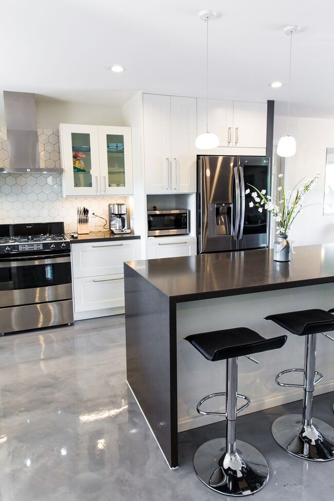 Building Photo - Gorgeous Fully Furnished 3 Bd 2 Bath Vacat...