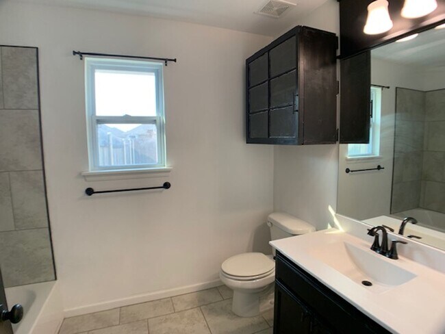 Building Photo - Edmond 3 bed Deer Creek