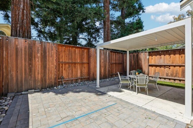 Building Photo - 1558 Trimingham Dr