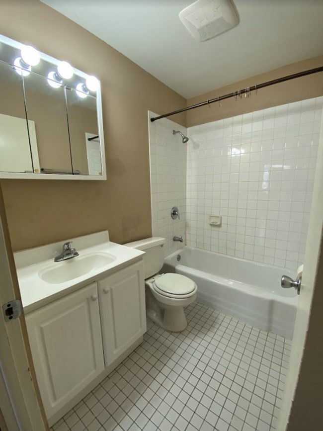 Building Photo - Experience Cozy Living in Our One-Bedroom ...