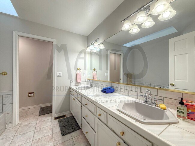 Building Photo - Elegant & Sprawling South Hill Home