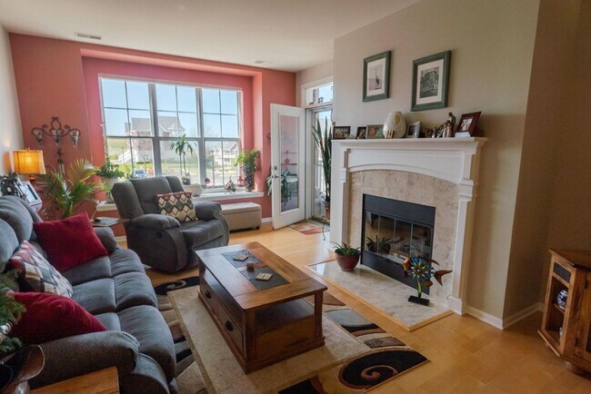 Building Photo - 2 Bedroom Lake Michigan Condominium