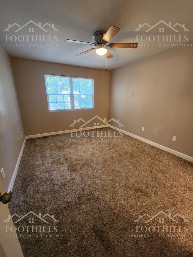 Building Photo - 613 N Pointe Creek