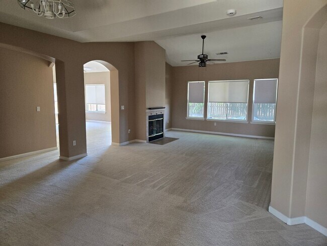 Building Photo - Home For Rent– Lemoore, CA