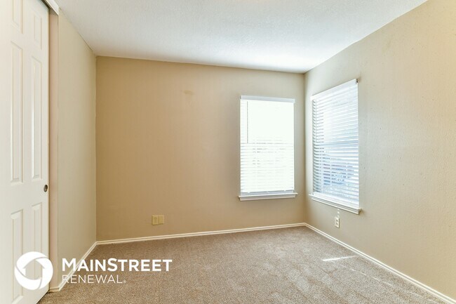 Building Photo - 8405 Maple Ridge Dr