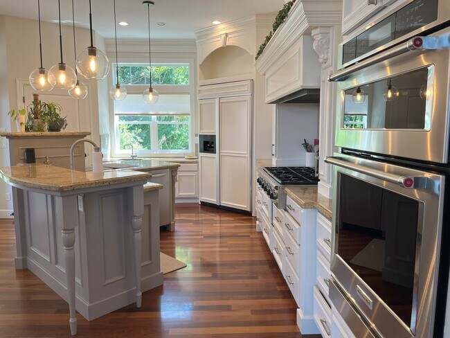 Building Photo - Elegant 4-Bedroom Luxury Home with Panoram...