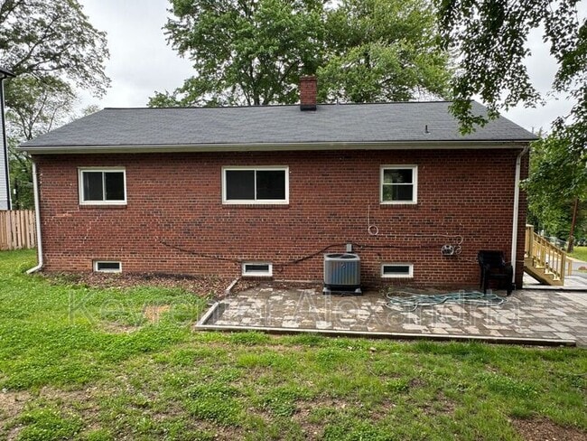 Building Photo - 2826 James Dr
