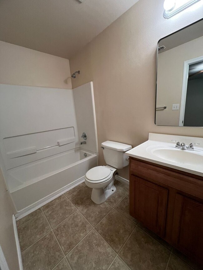 Building Photo - Beautiful Town Home in the Heart of San An...