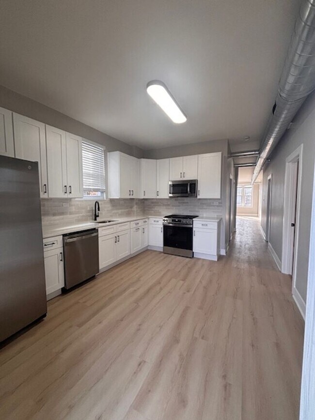 Building Photo - Beautifully remodeled modern 3 bedroom 2 bath unit