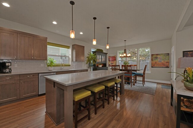 Building Photo - Beautiful 3 Bed/2.5 Bath Home in NW Bend - Via Cambria