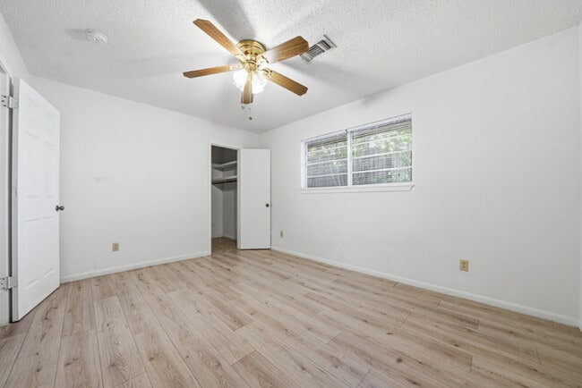 Building Photo - 204 W Lampasas St