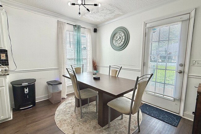 Building Photo - AVAILABLE NOW! (Small Pets Preferred) | $500 RENT CREDIT