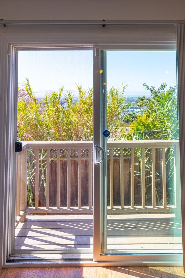 Building Photo - Studio with incredible views of the Bay!