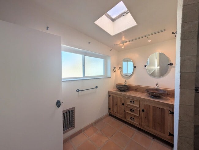 Building Photo - Private 2 Bedroom Plus Home in Vista!