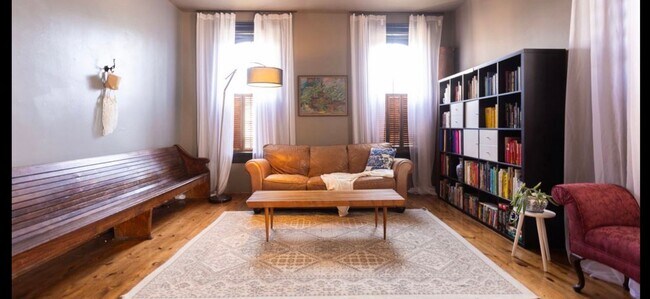 Building Photo - 3 Bedroom/2.5 Bath home