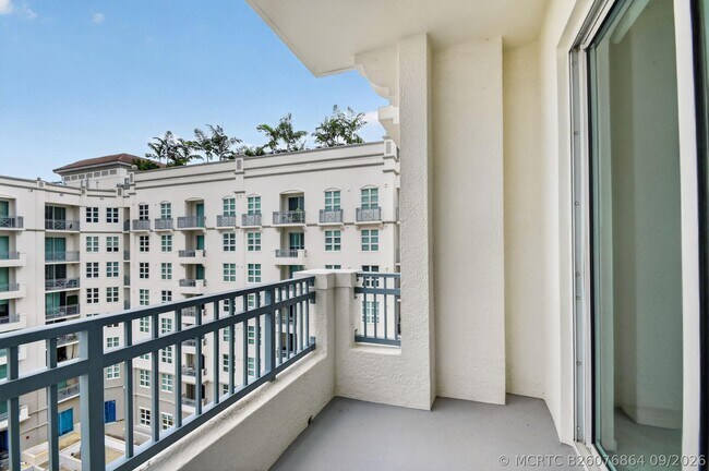 Building Photo - 403 S Sapodilla Ave