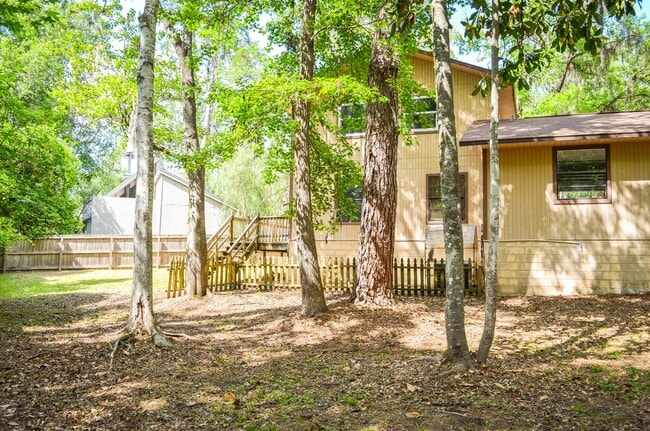 Building Photo - Check out this huge private fenced back yard at this Timberlane home!