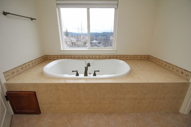 Building Photo - 15128 SE Nia Dr