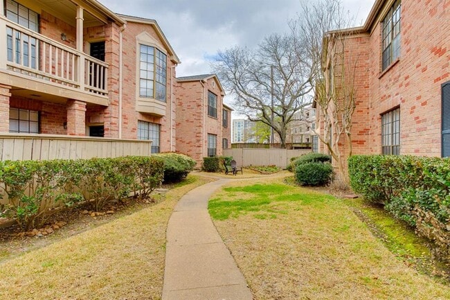 Building Photo - 2255 Braeswood Park Dr