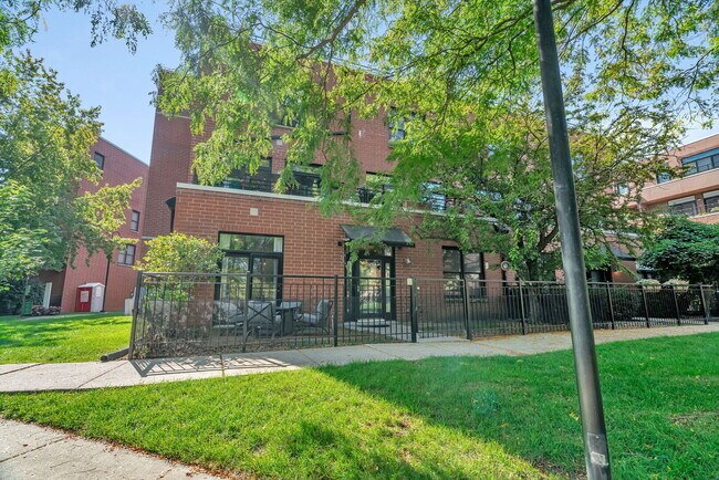 Building Photo - 2920 N River Walk Dr