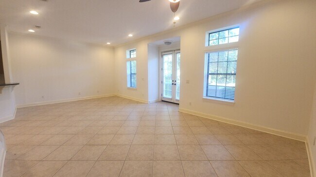 Building Photo - Huge 3 Bed 2.5 bath Home in Palencia- Main Bedroom downstairs plus Upstairs Efficiency