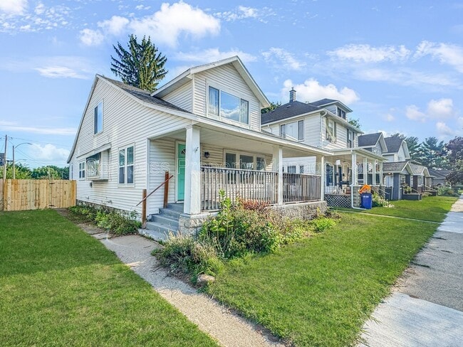 Primary Photo - 729 Crescent St NE