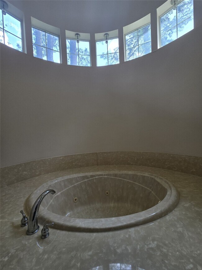 Building Photo - 3231 Hemingway Dr