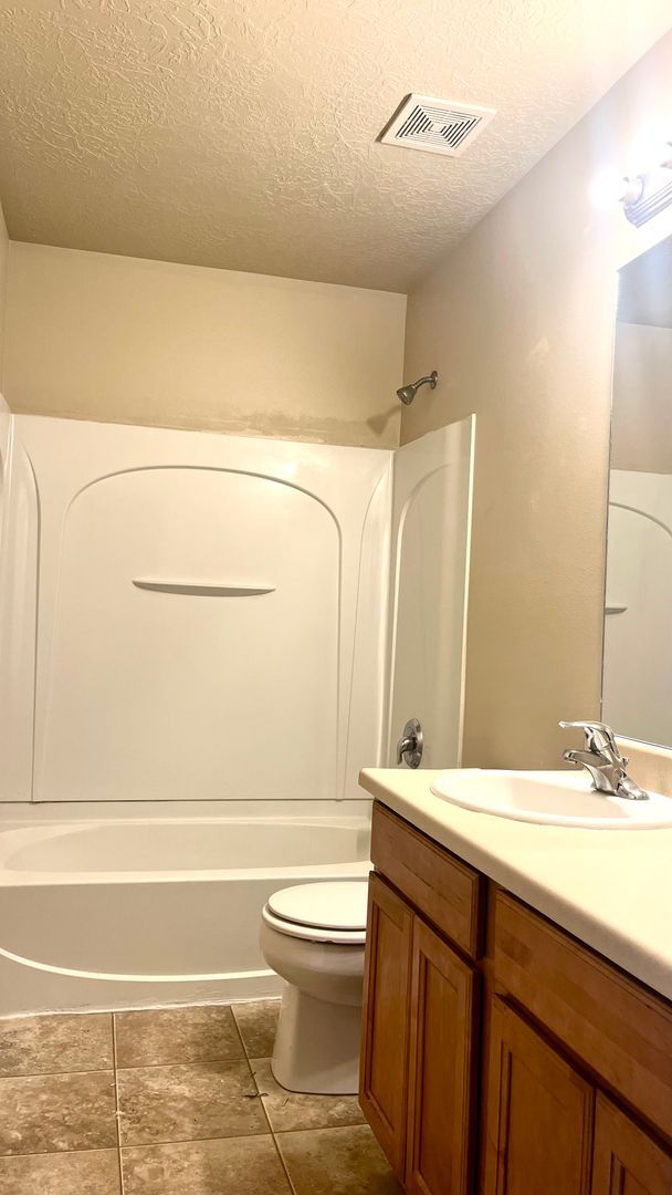 Building Photo - 3 Bedroom/2.5 Bathroom townhome in WVC