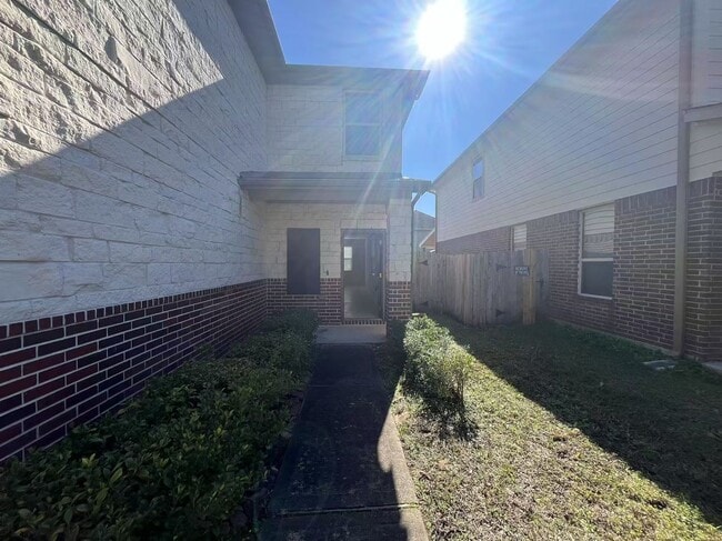 Building Photo - Spacious 4-Bedroom Family Home with Open F...