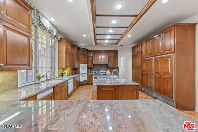 Building Photo - 4440 Hayvenhurst Ave