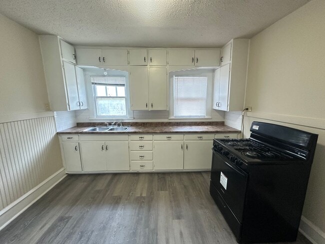 Building Photo - 2112 McKenzie Ave