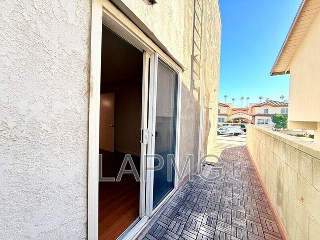 Building Photo - 1059 Western Ave