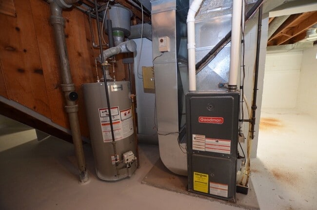 Building Photo - Cute Merle Hay Home!