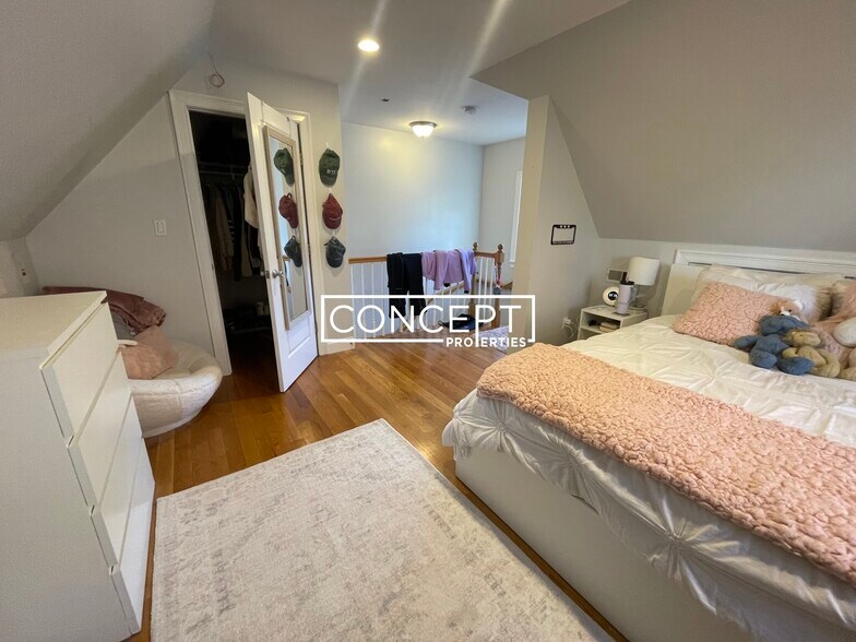 Building Photo - 721 Parker St