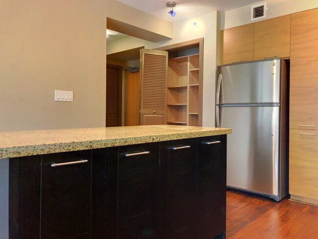Building Photo - 1 Bed, 1 Bath + Storage - South Beach/SOMA...