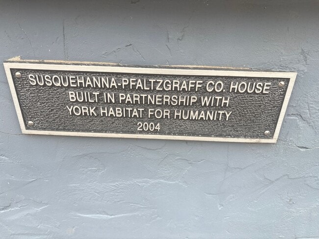 Building Photo - Section 8 Eligible-Spacious 3-4 Bedroom House, Yard, Parking-York City SD