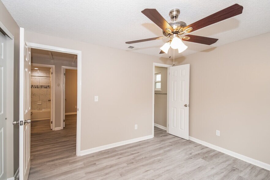 Building Photo - 4219 Pointe Haven Dr S