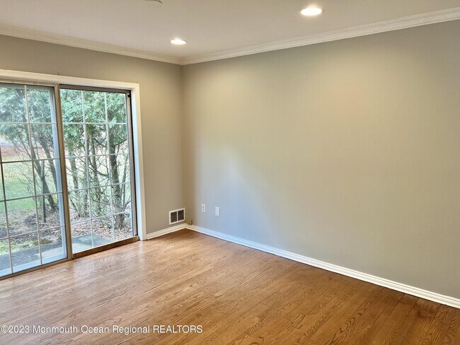 Building Photo - 833 Mariposa Ct