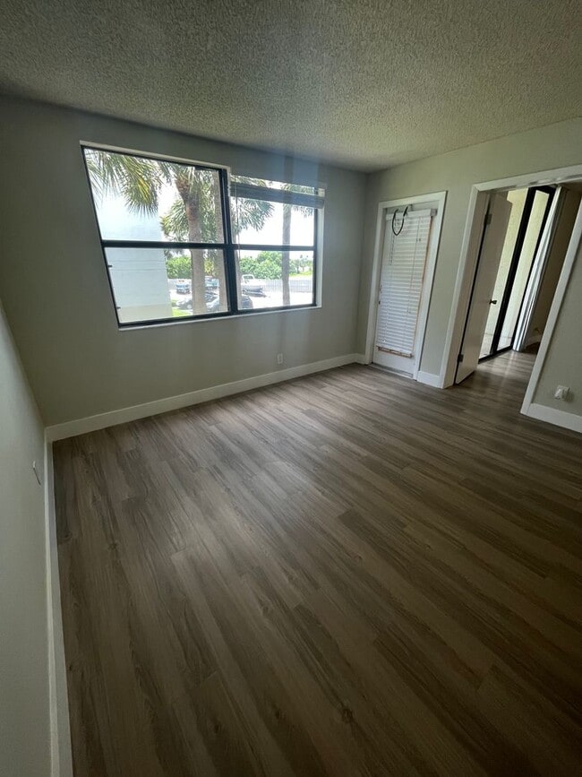 Building Photo - ONE BEDROOM ONE BATHROOM !! Waterfront Community