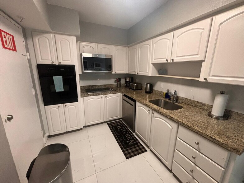 Building Photo - 3801 S Ocean Dr