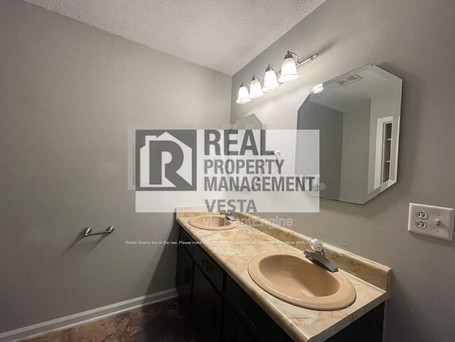 Building Photo - 307 Fox Tail Dr