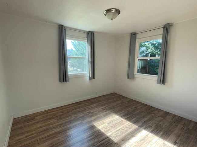 Building Photo - 910 Valley View Dr