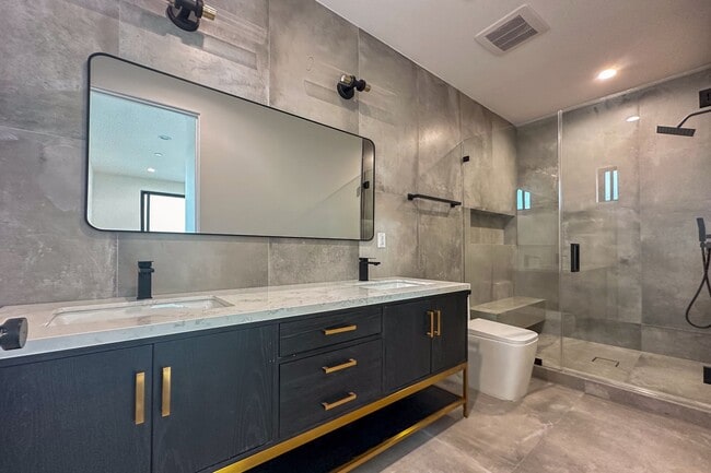 Building Photo - 13843 Burbank Blvd