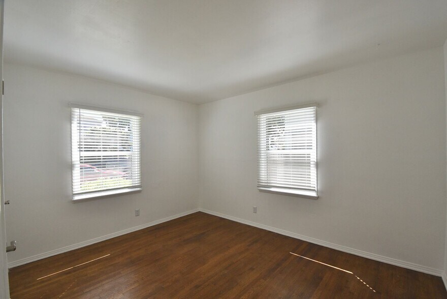 Building Photo - 10919 Camarillo St