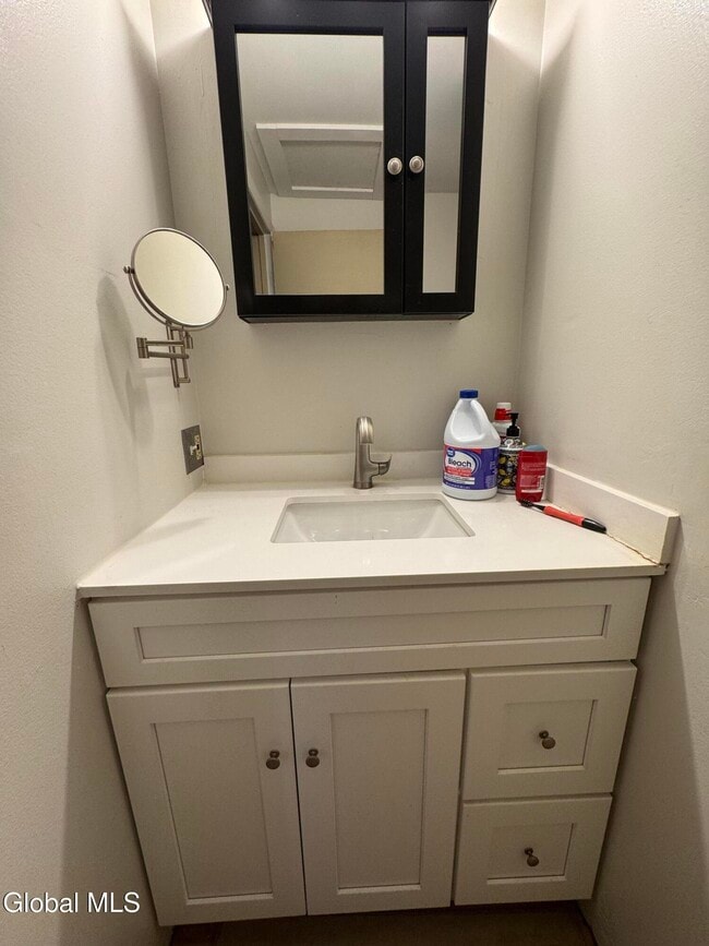 Building Photo - 48 Wake Robin Rd