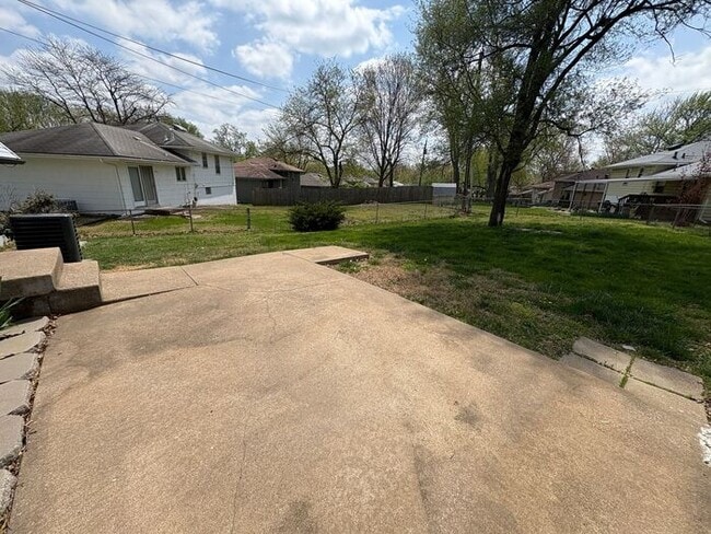 Building Photo - Comfortable 3-Bedroom Home with Fenced Yar...