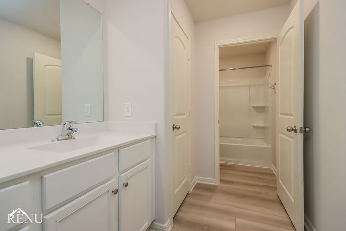 Building Photo - 10461 Sweetwater Creek Dr